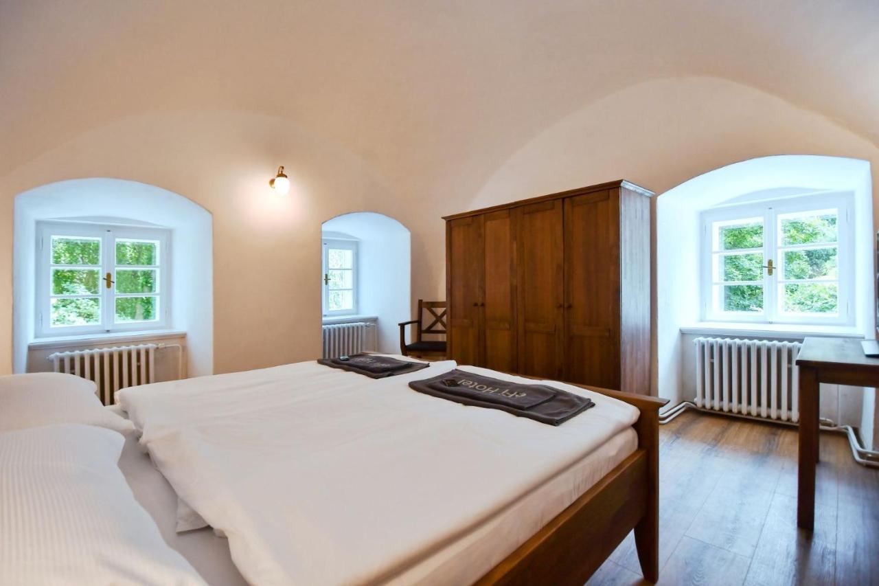 Zamek Racice Hotel Bagian luar foto