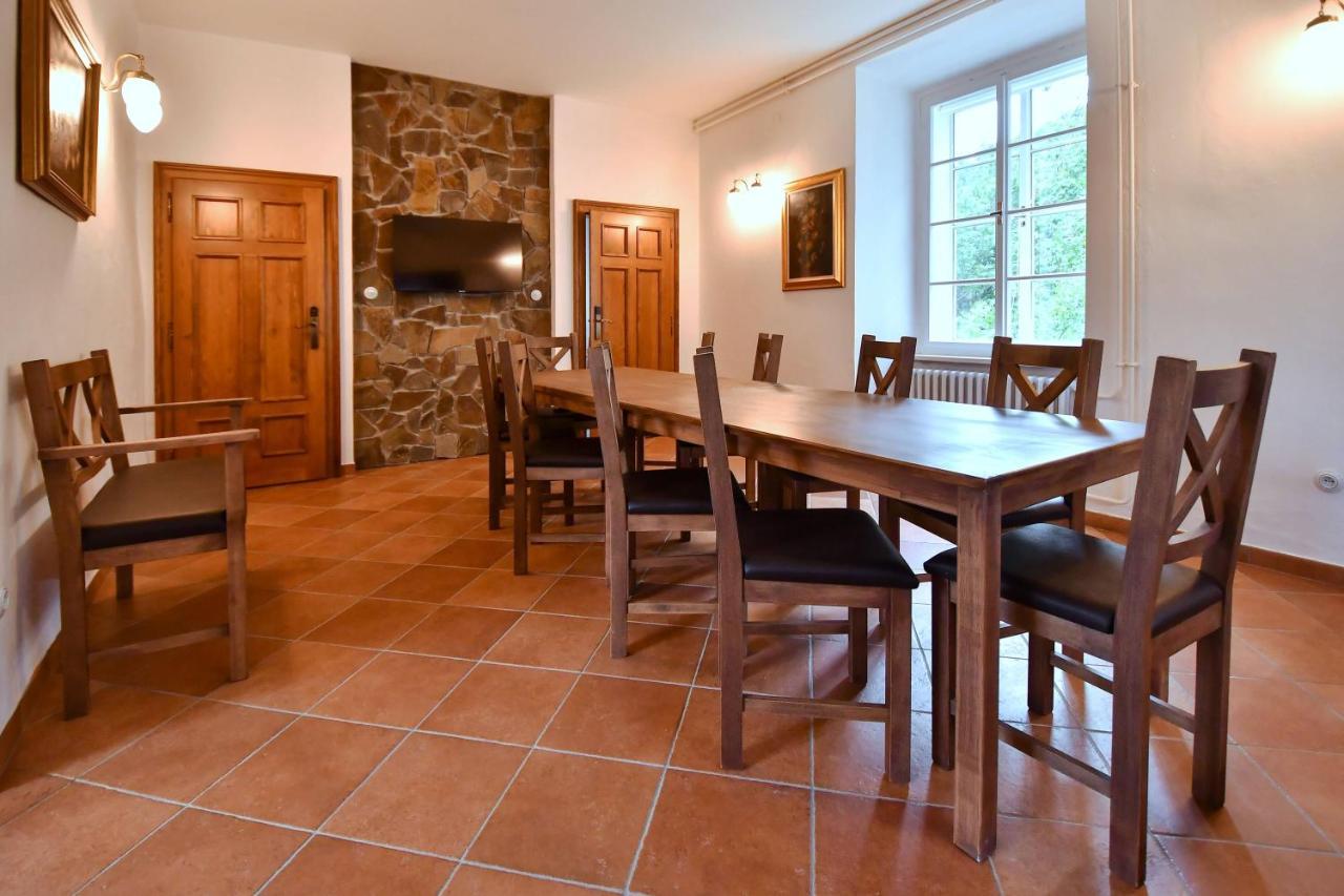 Zamek Racice Hotel Bagian luar foto